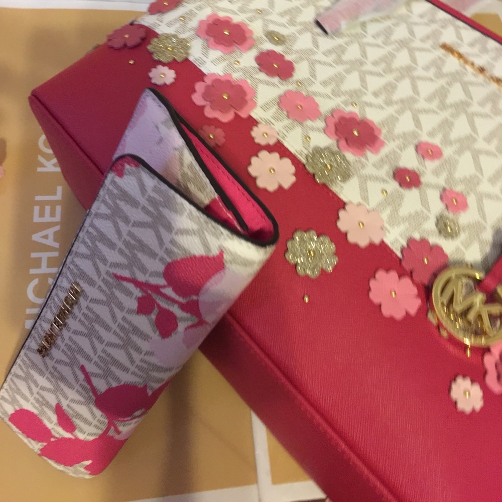 ๐SOLD๐ NEW MICHAEL KORS SET ๐ - Picture 7 of 8